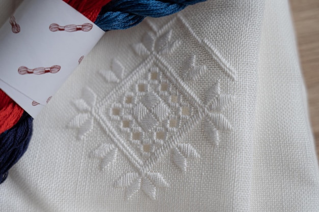 Zbliżenie na haftowany wzór